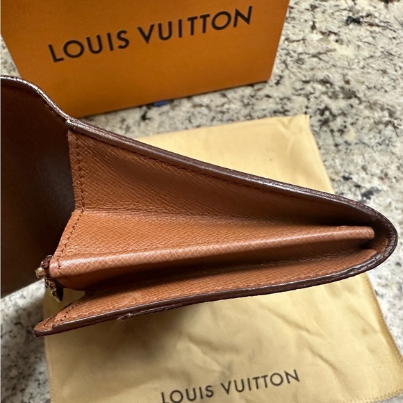 Authentic LV wallet - Picture 3 of 11